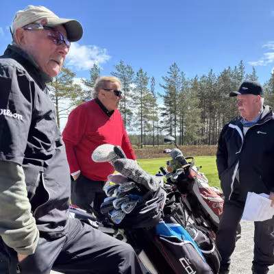 Startteri, Alastaro golfin kapteeni Heikki Virkamäki (oik.) ohjeistamassa pelaajia.